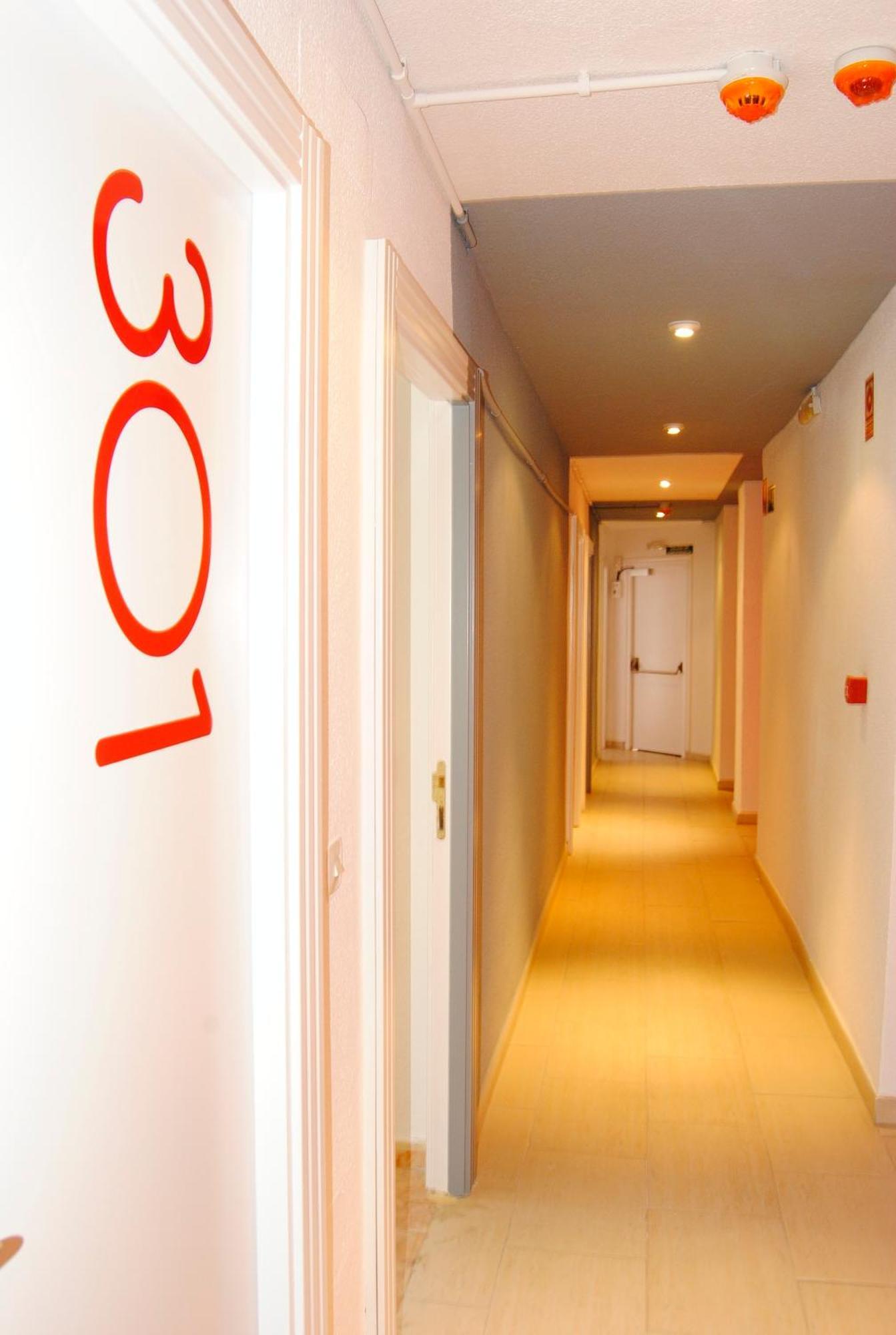 Euromadrid Hostel Bagian luar foto
