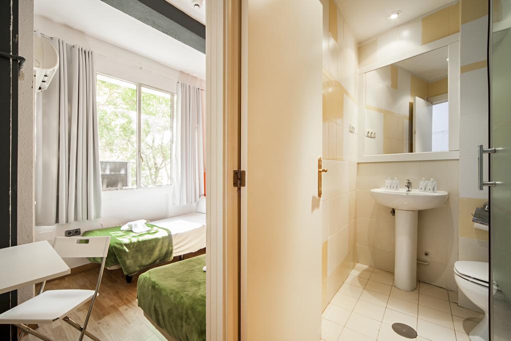 Euromadrid Hostel Bagian luar foto